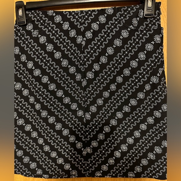 Ann Taylor Loft petite size 4 P Chevron print mini skirt - Picture 3 of 10